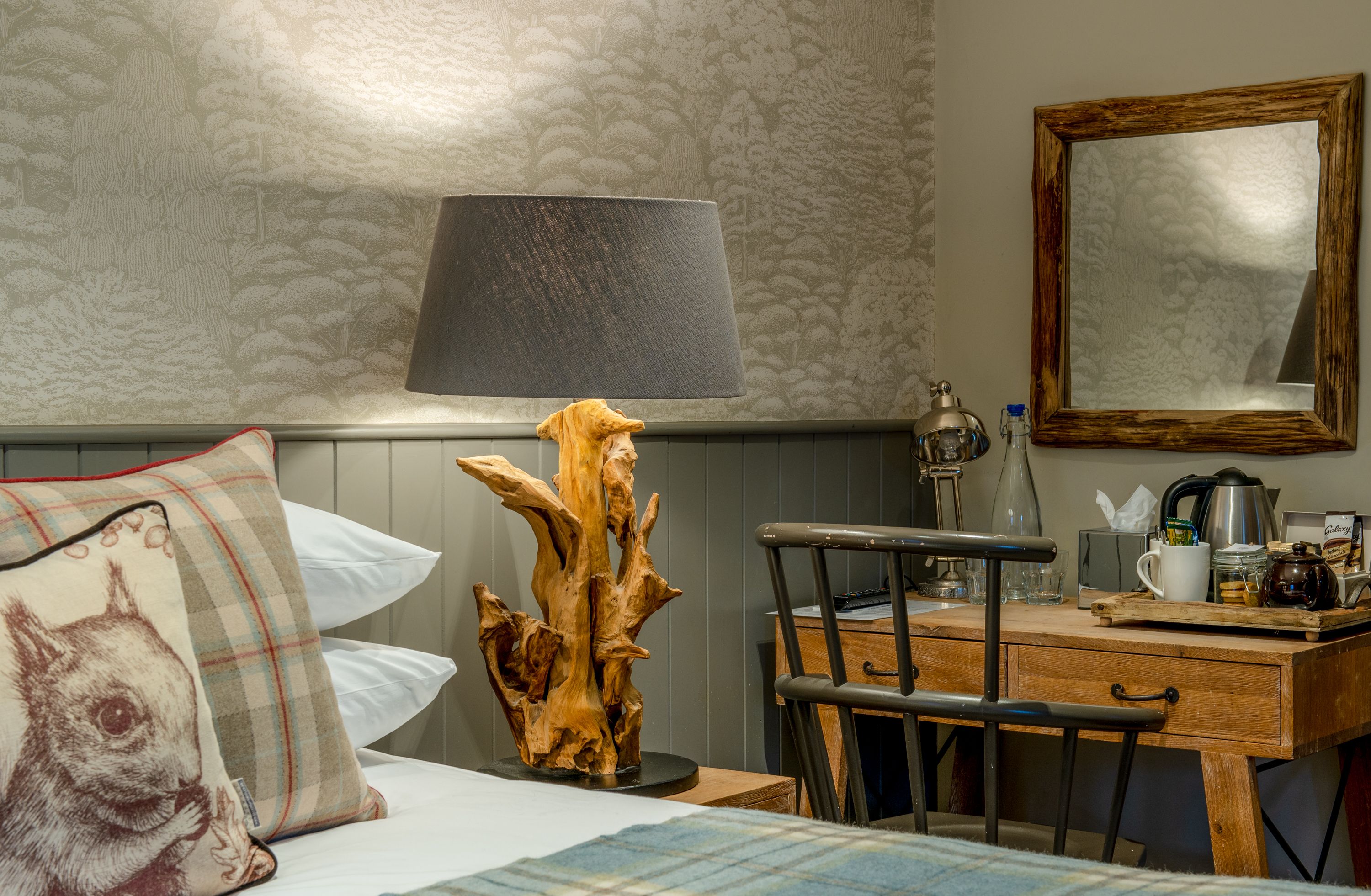 feature lamp with dressing table and bed